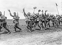 THE BATTLE OF THE SOMME, JULY-NOVEMBER 1916 (Q 717) Troops of the 4th Battalion, Worcestershire Regiment (29th Division) marching to the trenches; Acheux-en-Amiénois, 27 June 1916. Copyright: © IWM. Original Source: http://www.iwm.org.uk/collections/item/object/205072186